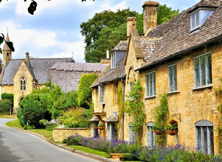 How Buying Agents Help International Buyers Navigate the Cotswold Market 