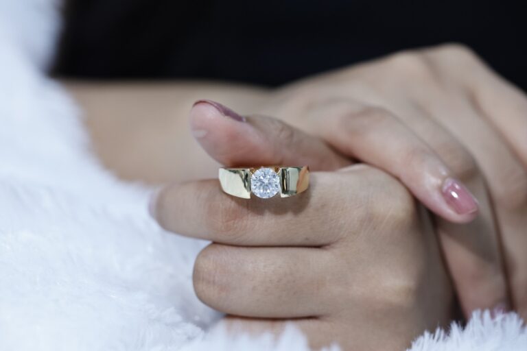 Chunky Gold, Big Statement: Dua Lipa’s Ring Is Redefining Bridal Trends